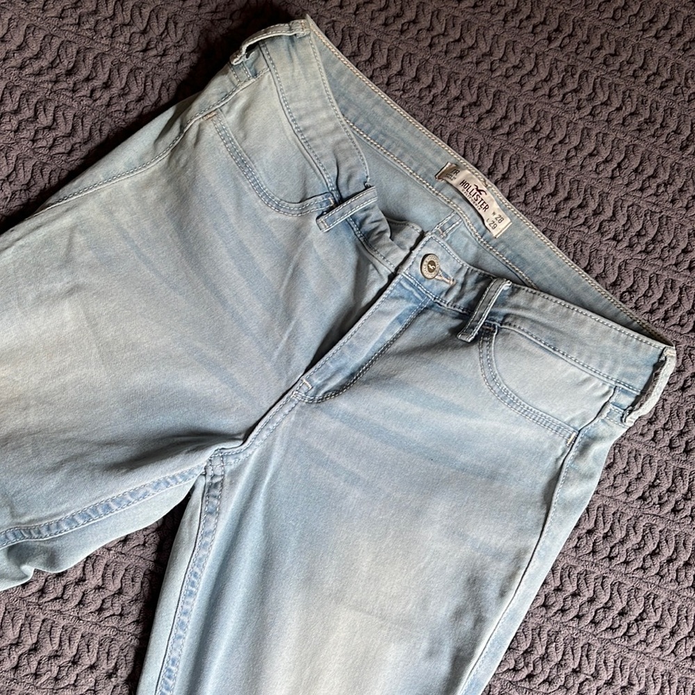 Light wash Hollister jeans!